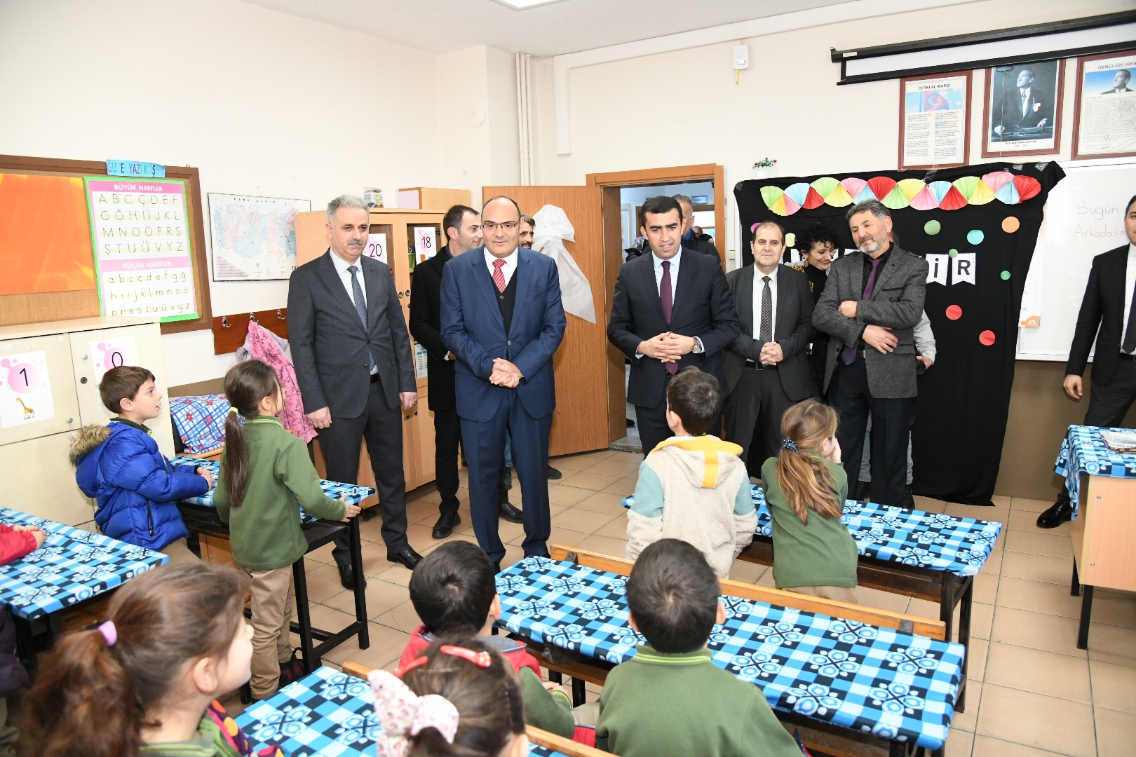 Trabzon'da karne heyecanı! Öğrencilere Trabzonspor forması dağıtıldı