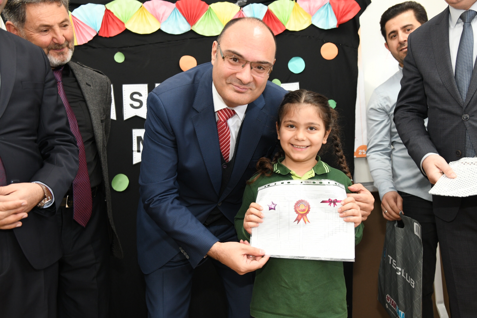 Trabzon'da karne heyecanı! Öğrencilere Trabzonspor forması dağıtıldı