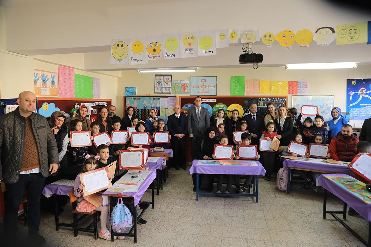 Trabzon'da karne heyecanı! Öğrencilere Trabzonspor forması dağıtıldı