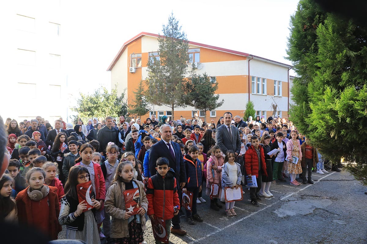 Trabzon'da karne heyecanı! Öğrencilere Trabzonspor forması dağıtıldı