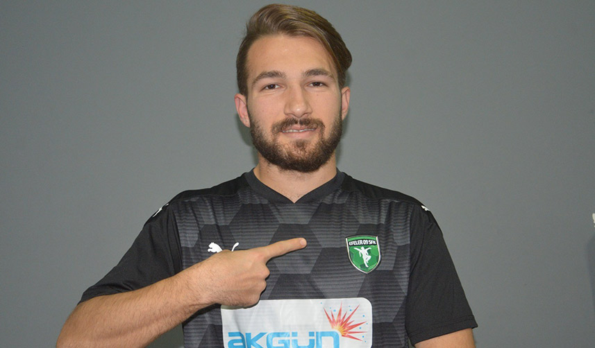 Trabzonlu futbolcu imzayı attı