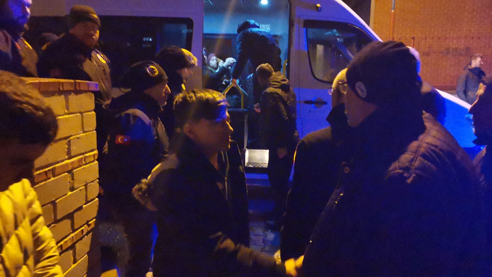 Malatya'daki depremde evleri yıkılan 20 kişilik aile Trabzon'a getirildi