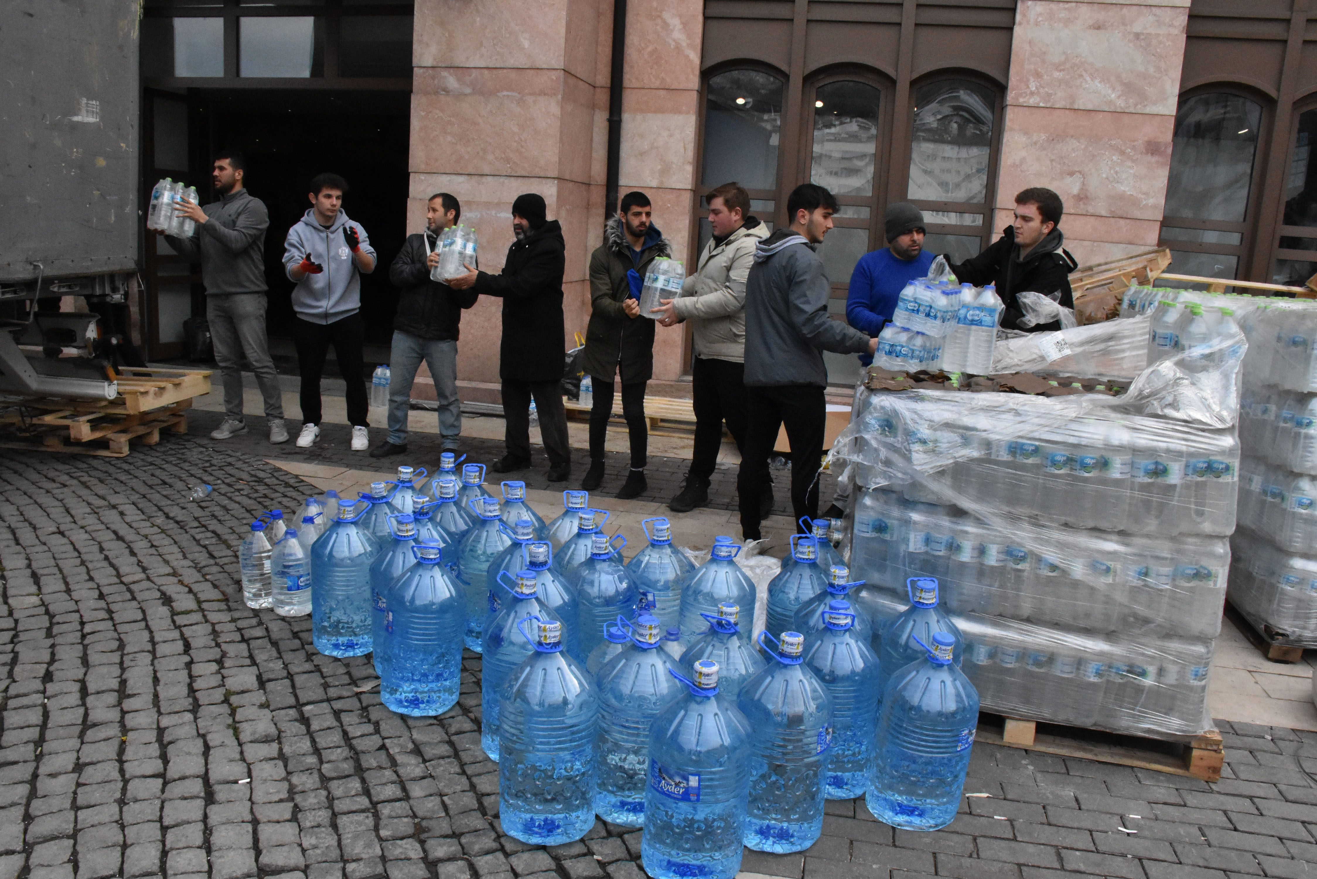 Karadeniz'den yardımlar depremin beşinci gününde de devam etti