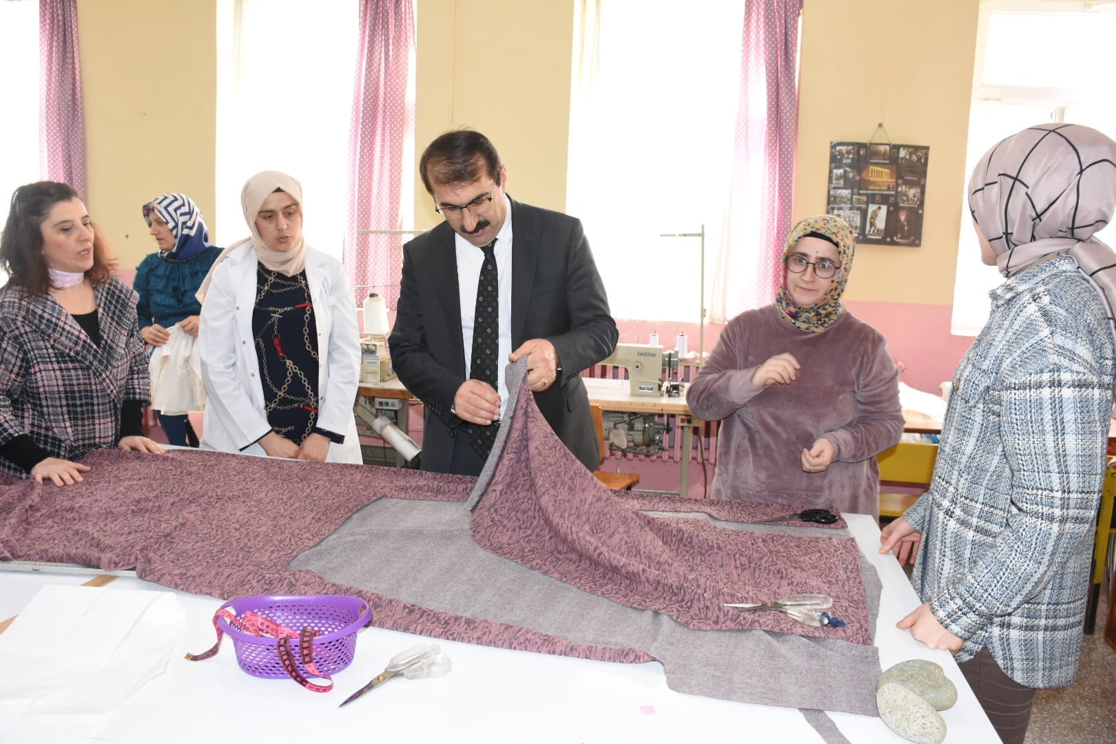 Artvin'de halk eğitim merkezlerinde depremzedeler için giysi üretiliyor