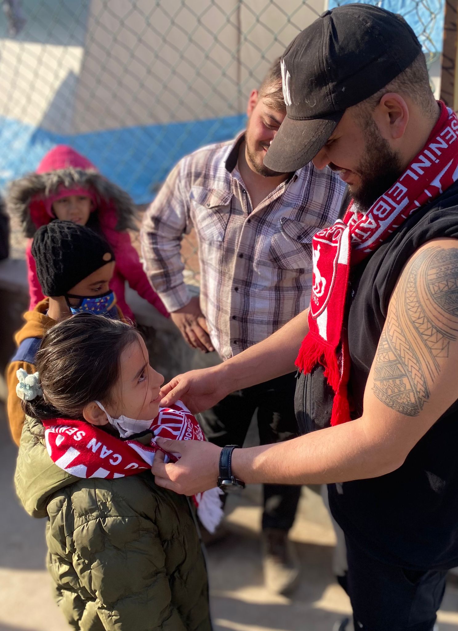 Samsun'dan deprem bölgesine giden gönüllüler depremzedelere çocuklara moral verdi