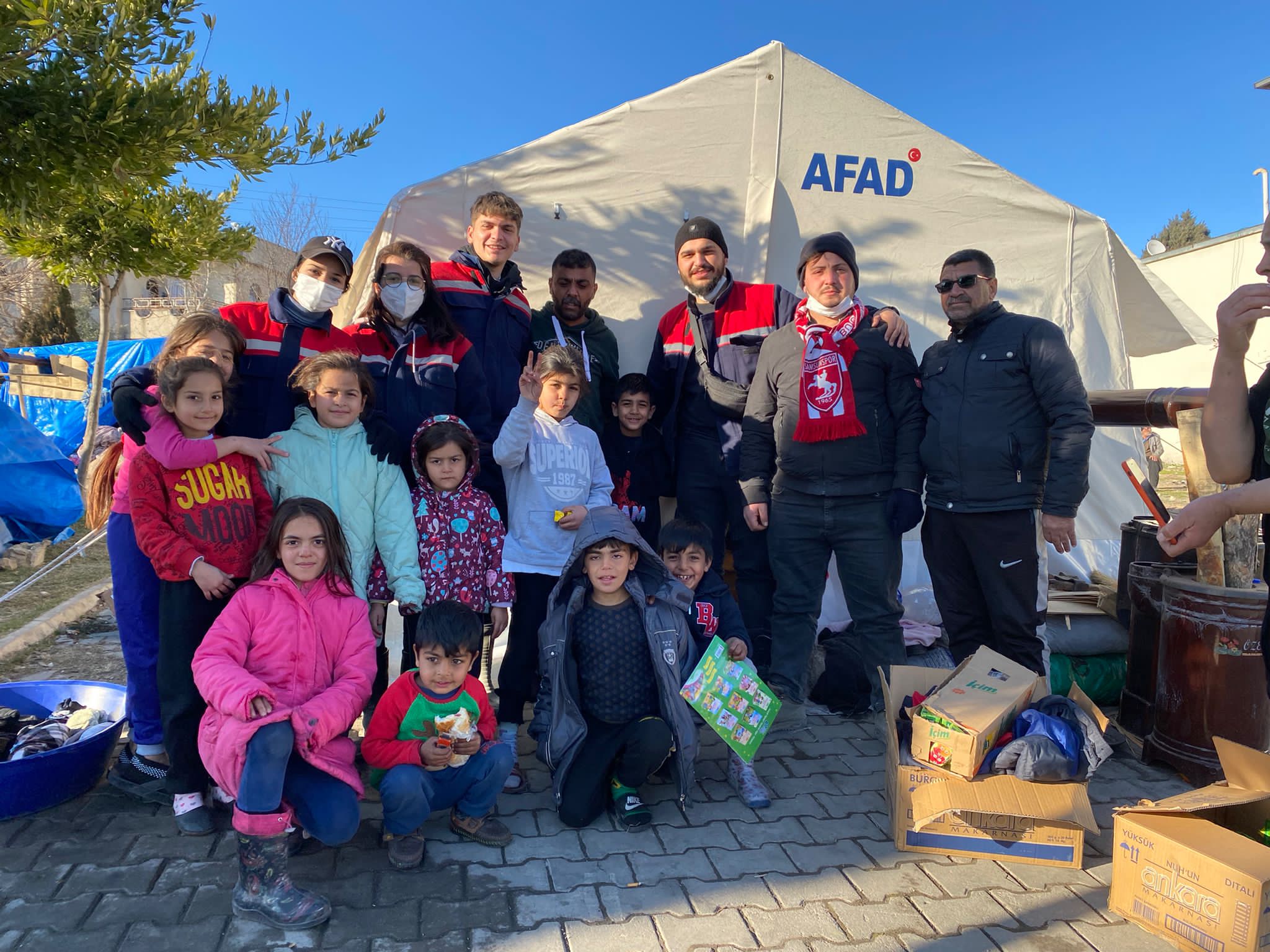 Samsun'dan deprem bölgesine giden gönüllüler depremzedelere çocuklara moral verdi
