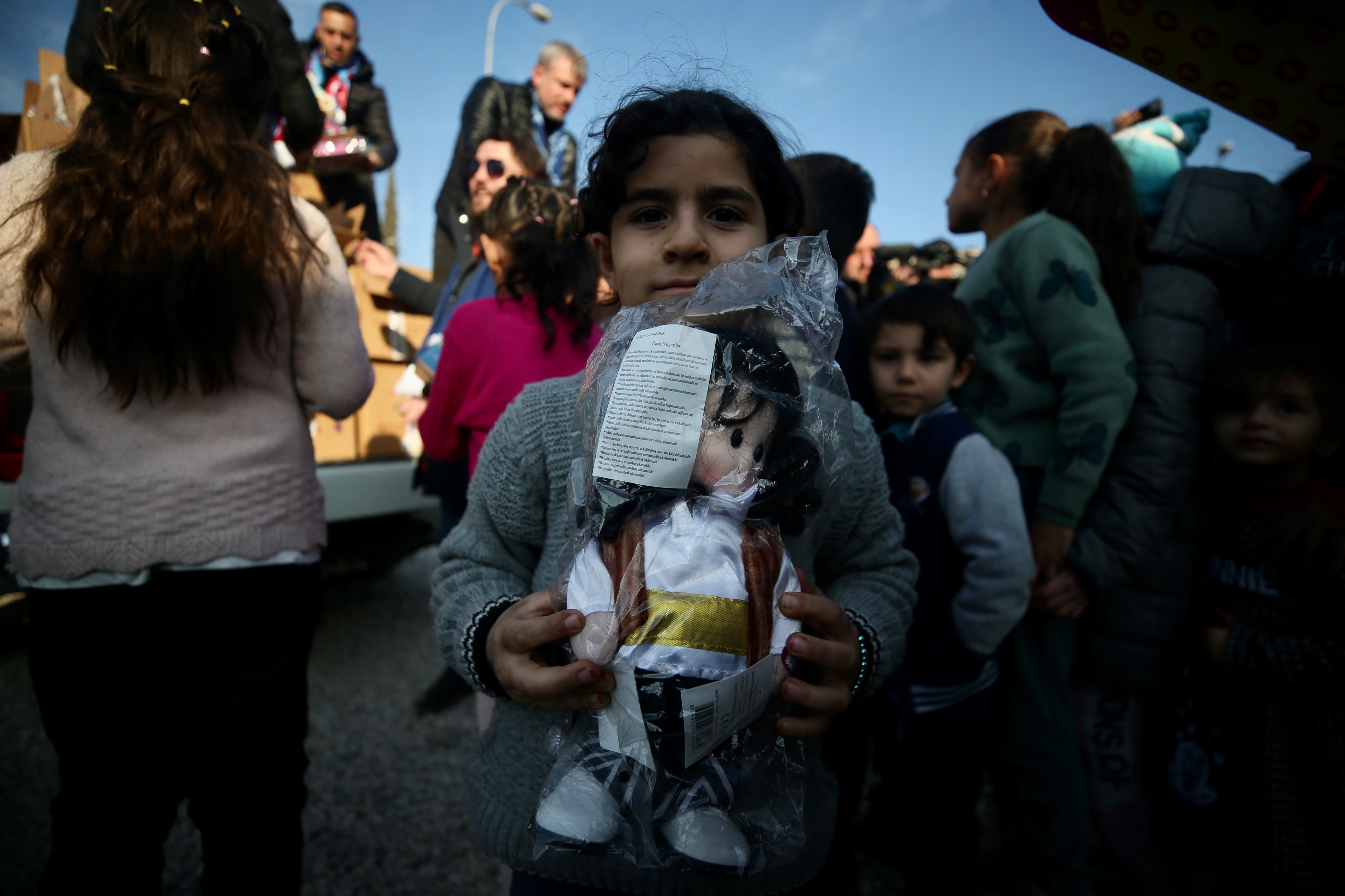 Trabzonspor-Basel maçında toplanan oyuncaklar depremzede çocuklara ulaştı