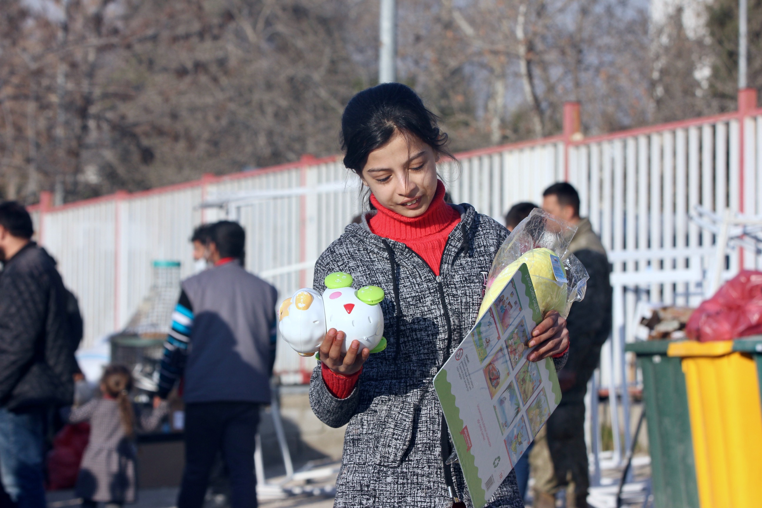 Trabzonspor-Basel maçında toplanan oyuncaklar depremzede çocuklara ulaştı