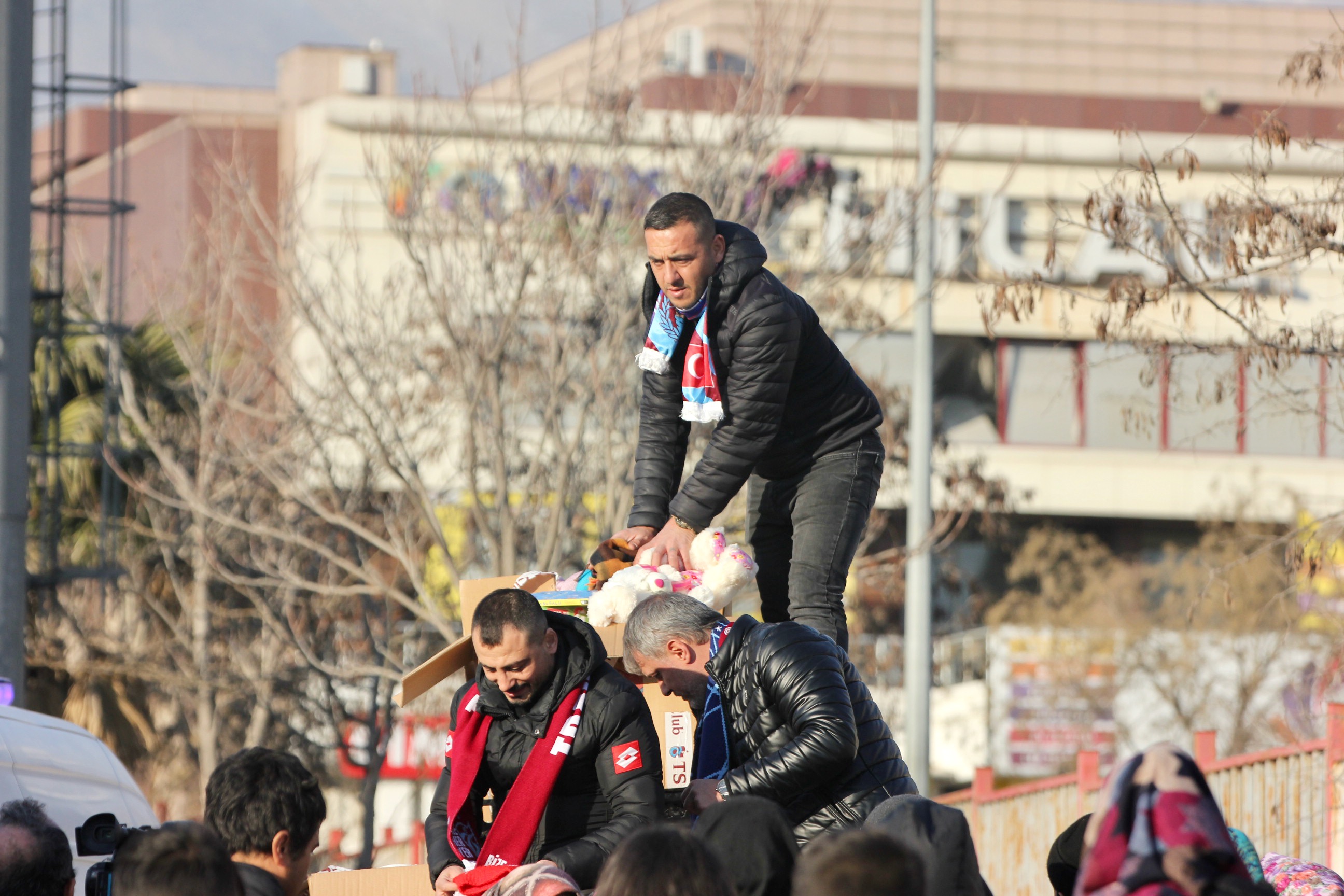 Trabzonspor-Basel maçında toplanan oyuncaklar depremzede çocuklara ulaştı