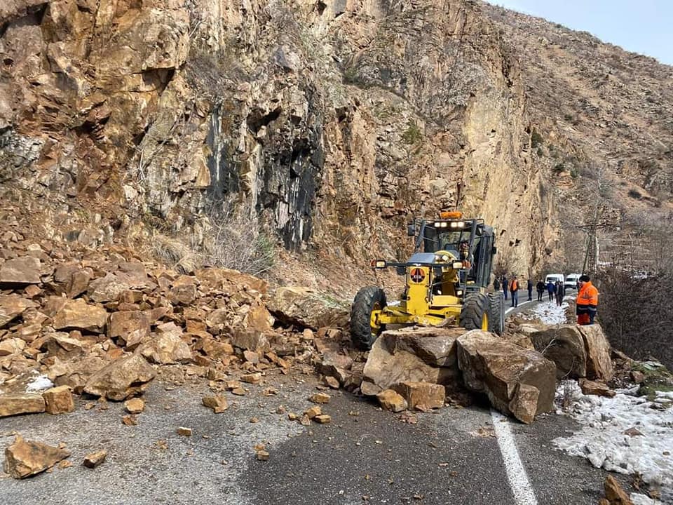 Artvin'de farklı noktalardaki heyelanlar ulaşımda aksamalara yol açtı