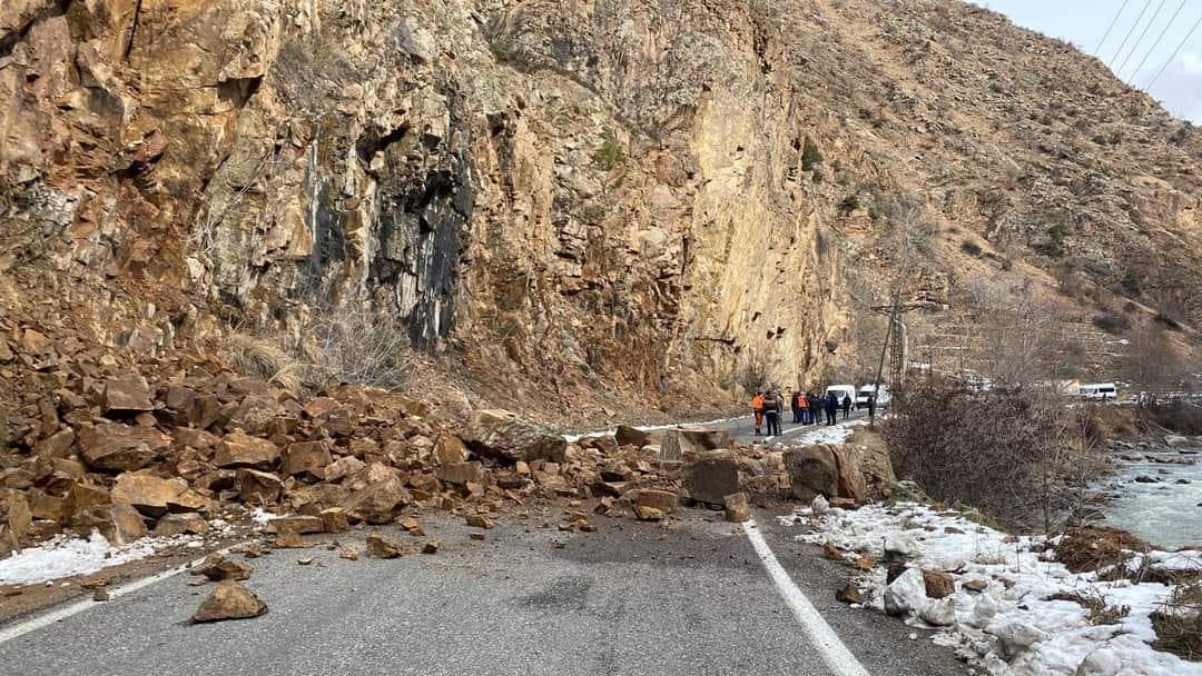 Artvin'de farklı noktalardaki heyelanlar ulaşımda aksamalara yol açtı