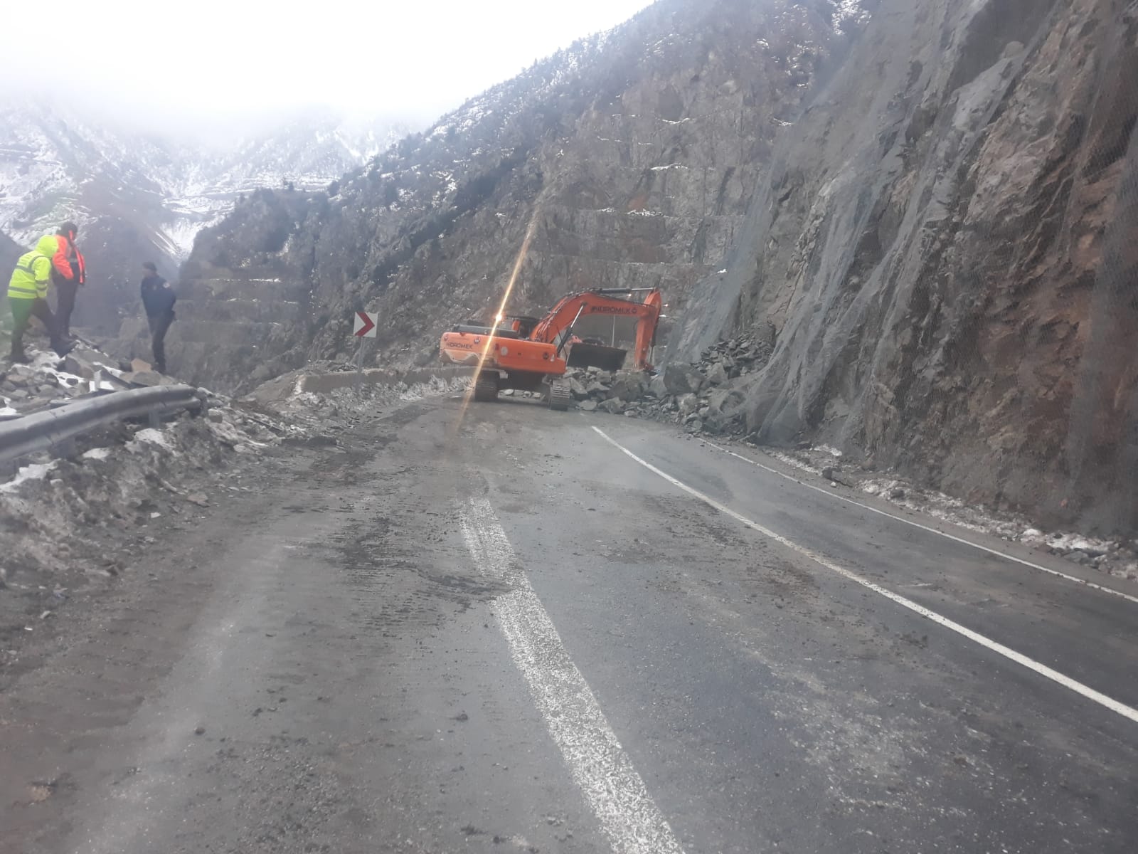 Artvin'de farklı noktalardaki heyelanlar ulaşımda aksamalara yol açtı
