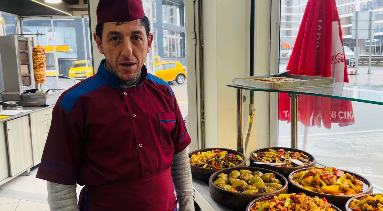 Trabzon'da esnaf depremzedelere ücretsiz yemek dağıtıyor