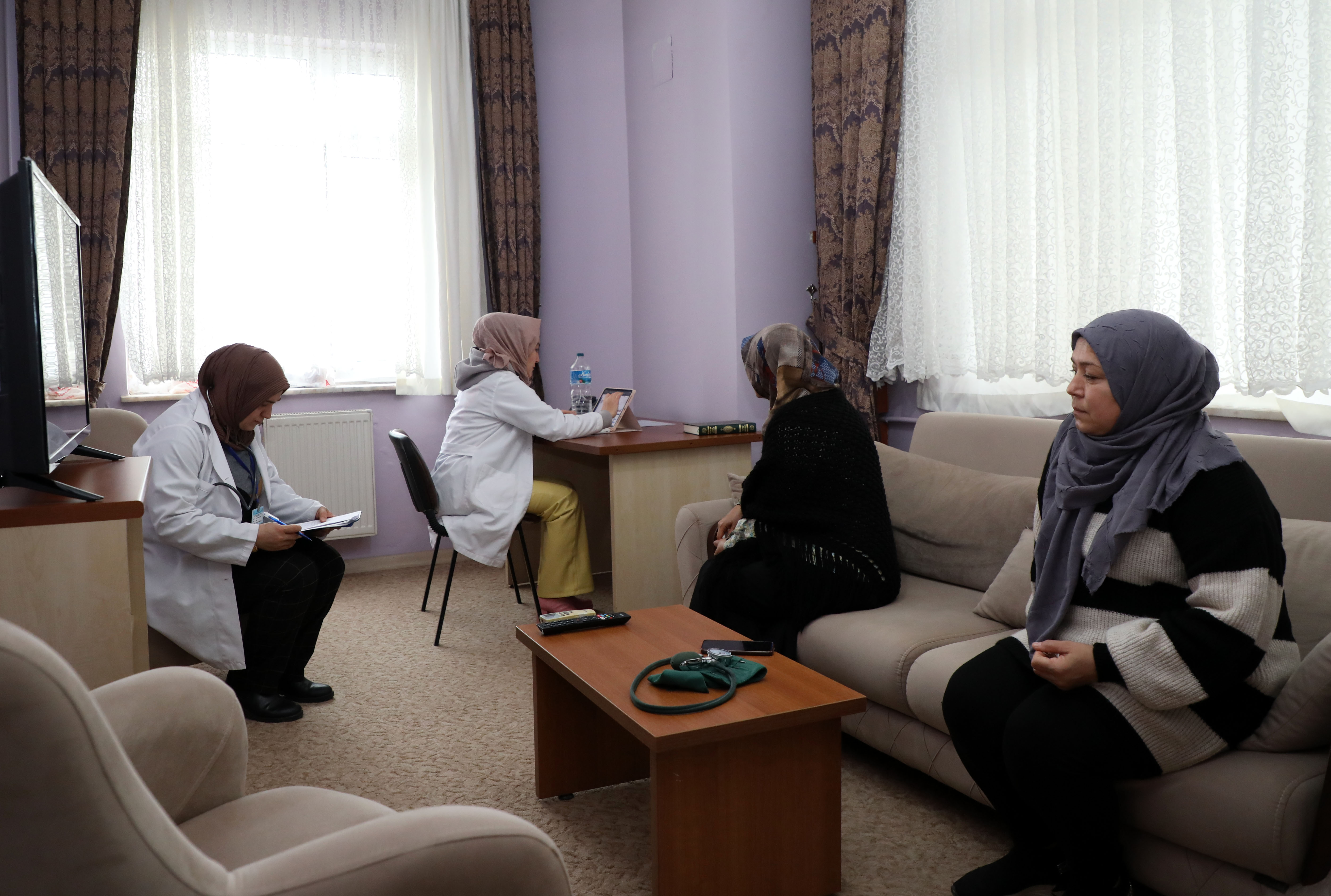 Rize'de 14 mobil ekip depremzedelere yerinde sağlık hizmeti sunuyor