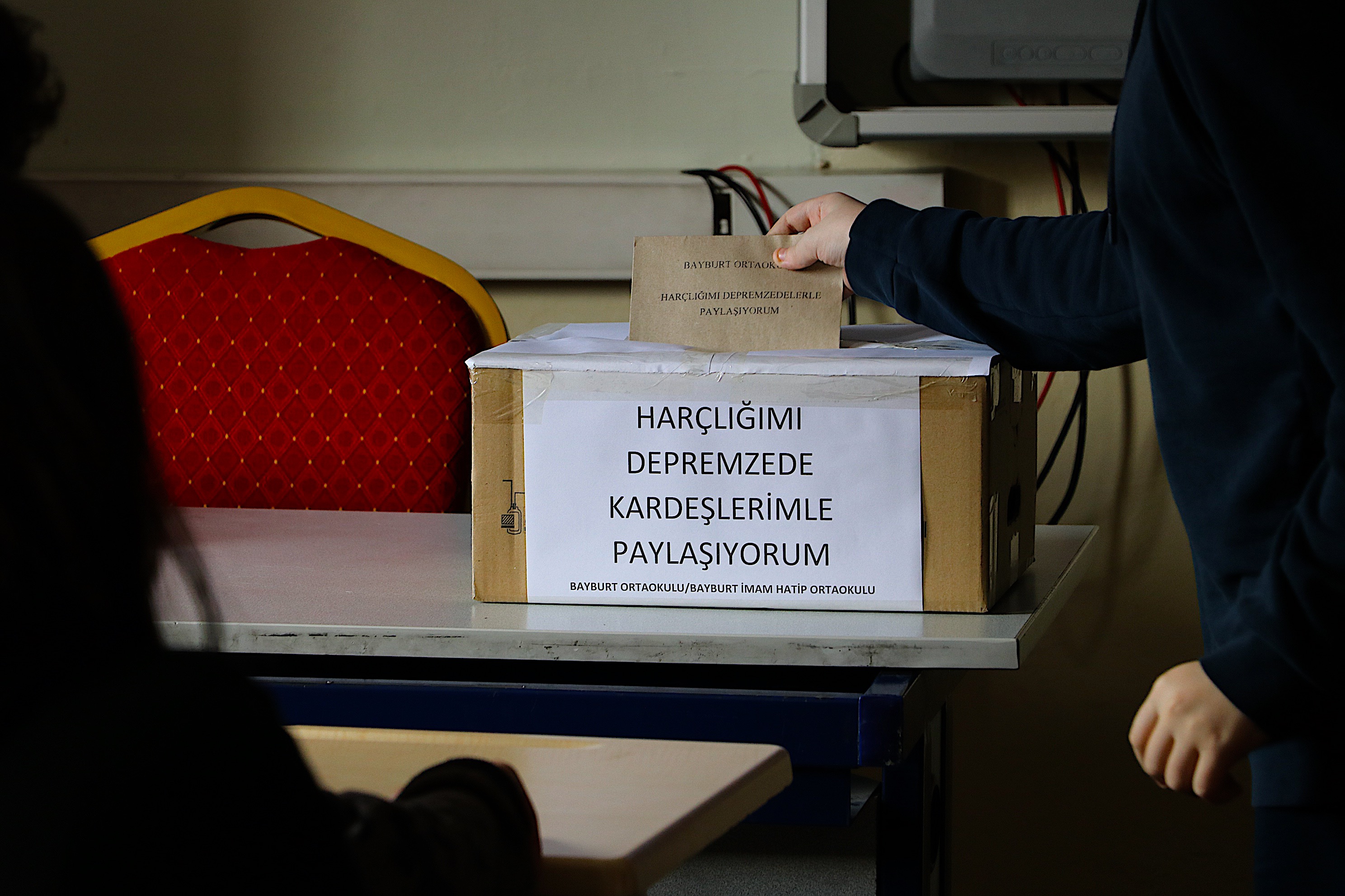 Bayburt'ta öğrenciler harçlıklarını depremzedelere gönderdi