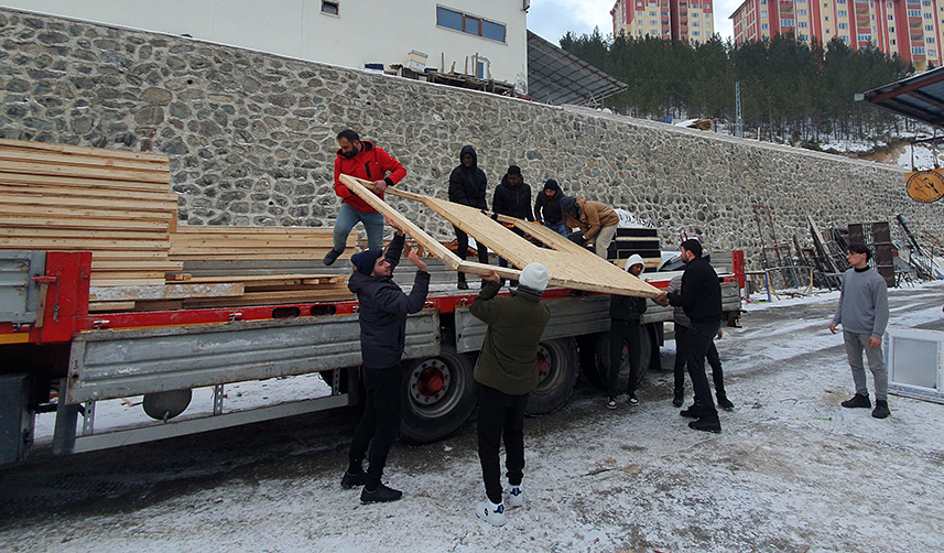 Gümüşhane'de depremzedeler için yapılan ahşap konteynerler yola çıktı