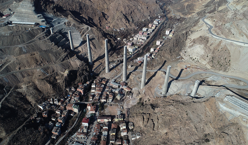 Artvin Yusufeli’nde yapılan viyadüğünde tabliye çalışmaları başladı