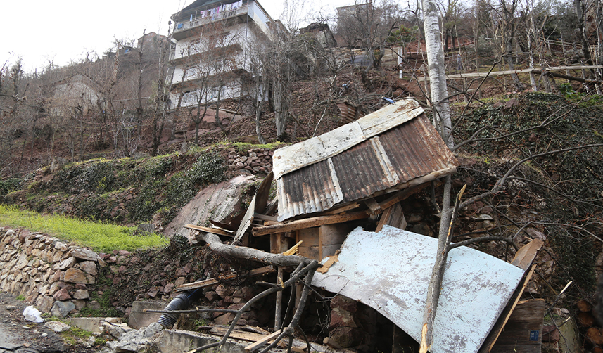 Artvin'de-yamaçtan-kopan-dev-kaya-tarım-arazisine-düştü!