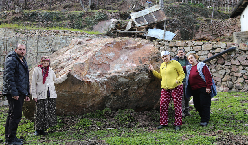 Artvin'de-yamaçtan-kopan-dev-kaya-tarım-arazisine-düştü!