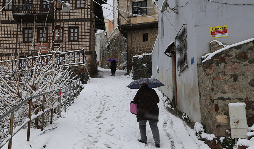 Artvin’de-yoğun-kar-yağışı-olumsuz-etkiledi