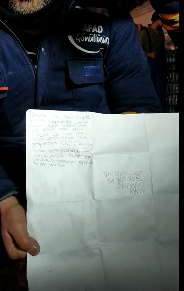 Trabzon’dan gönderilen yardımların arasında duygulandıran resim