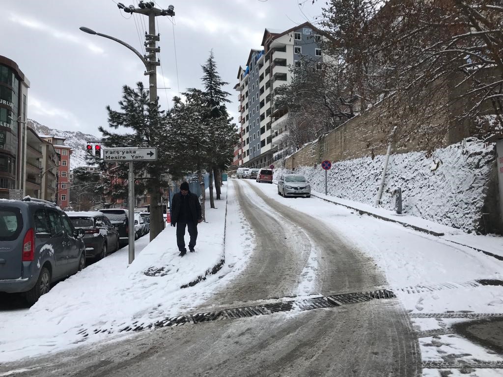Gümüşhane kent merkezine yılın ilk karı