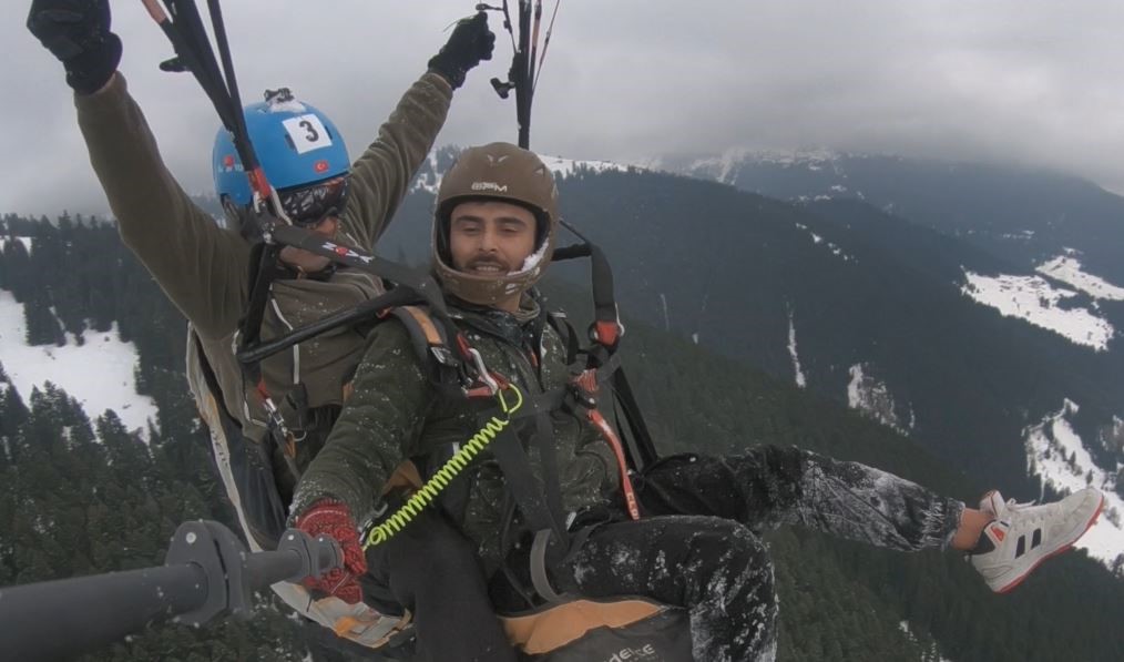 Artvin'de karlı dağların eteğinde yamaç paraşütü nefes kesti!