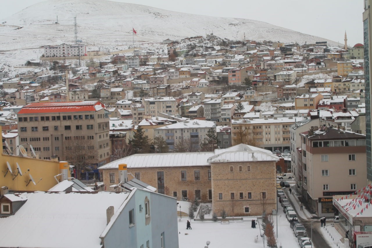 Ekvatorlu öğrenci soğuk havalara alışmaya çalışıyor 