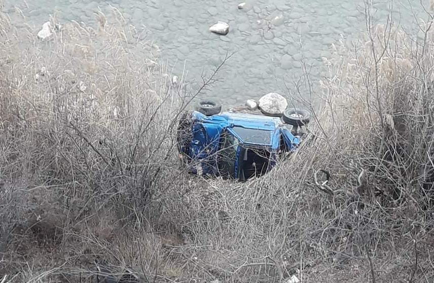 Artvin'de buzlanma kaza getirdi! Otomobil dereye düştü