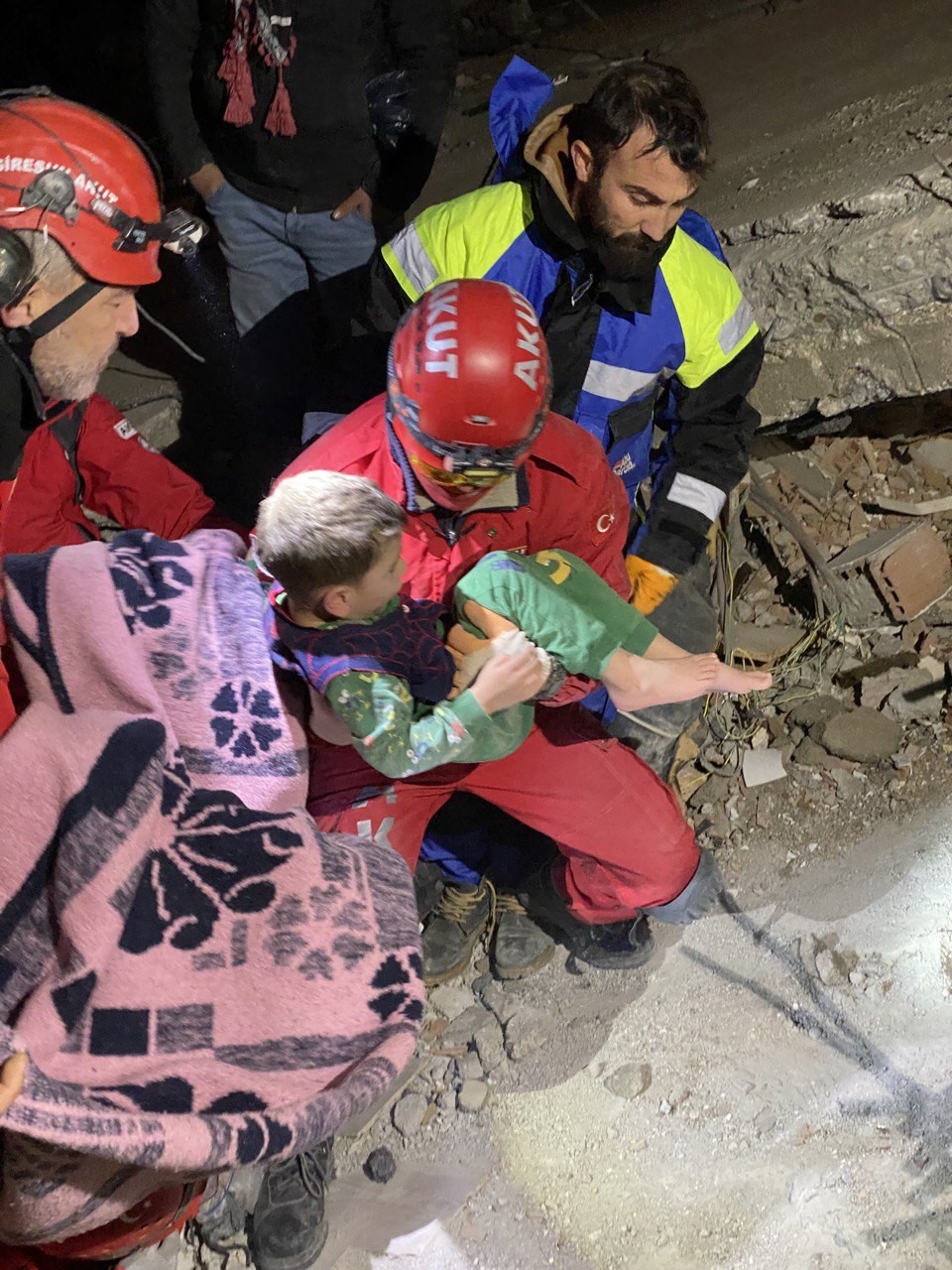 Giresun AKUT ekipleri 47 saat sonra anne ve çocuğu kurtardı