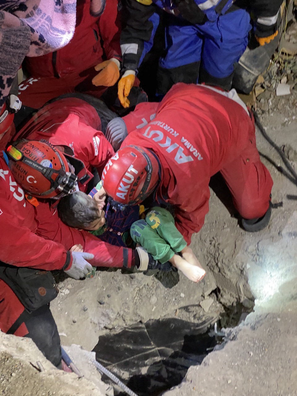 Giresun AKUT ekipleri 47 saat sonra anne ve çocuğu kurtardı