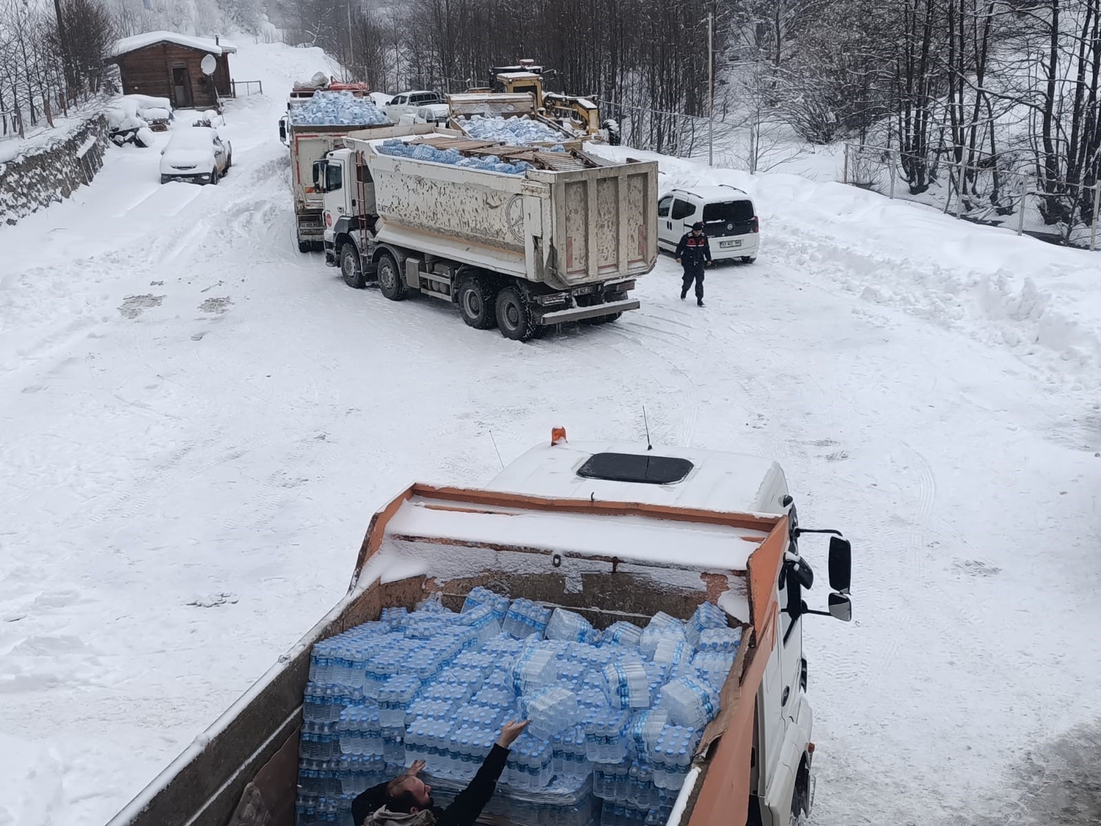 Rize İl Özel İdaresi ekipleri deprem bölgesinde yardım araçları için seferber oldu