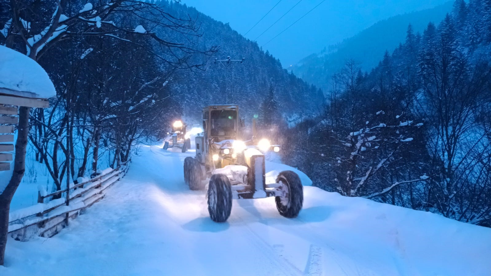 Rize İl Özel İdaresi ekipleri deprem bölgesinde yardım araçları için seferber oldu