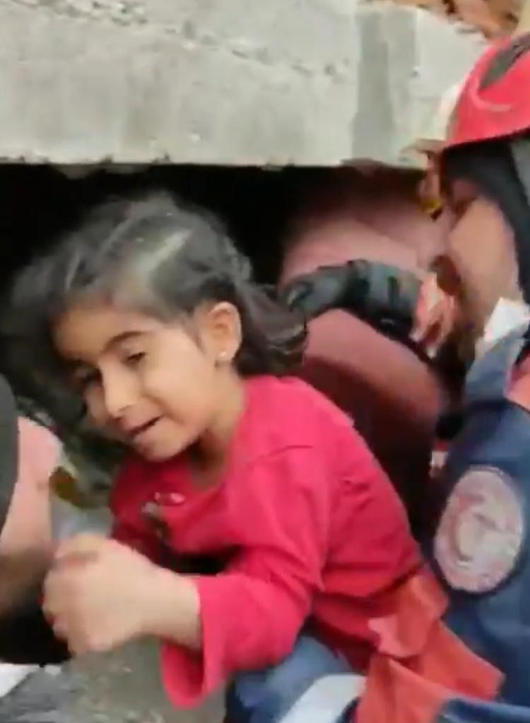 Trabzon İtfaiyesi 30 günlük depremzede bebeği böyle kurtardı!