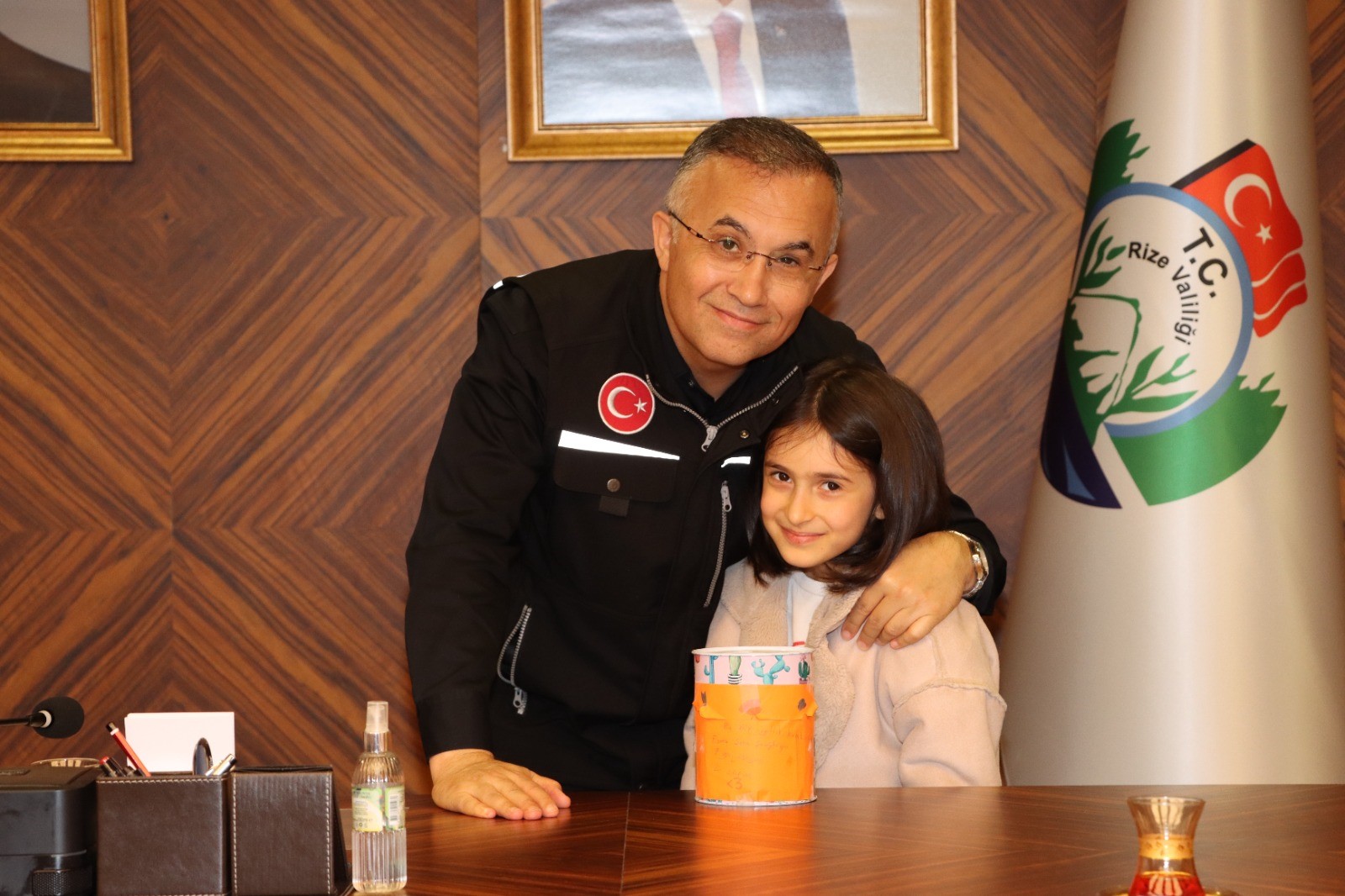 Rize'de 7 yaşındaki çocuk depremzede arkadaşları için kumbarasını bağışladı