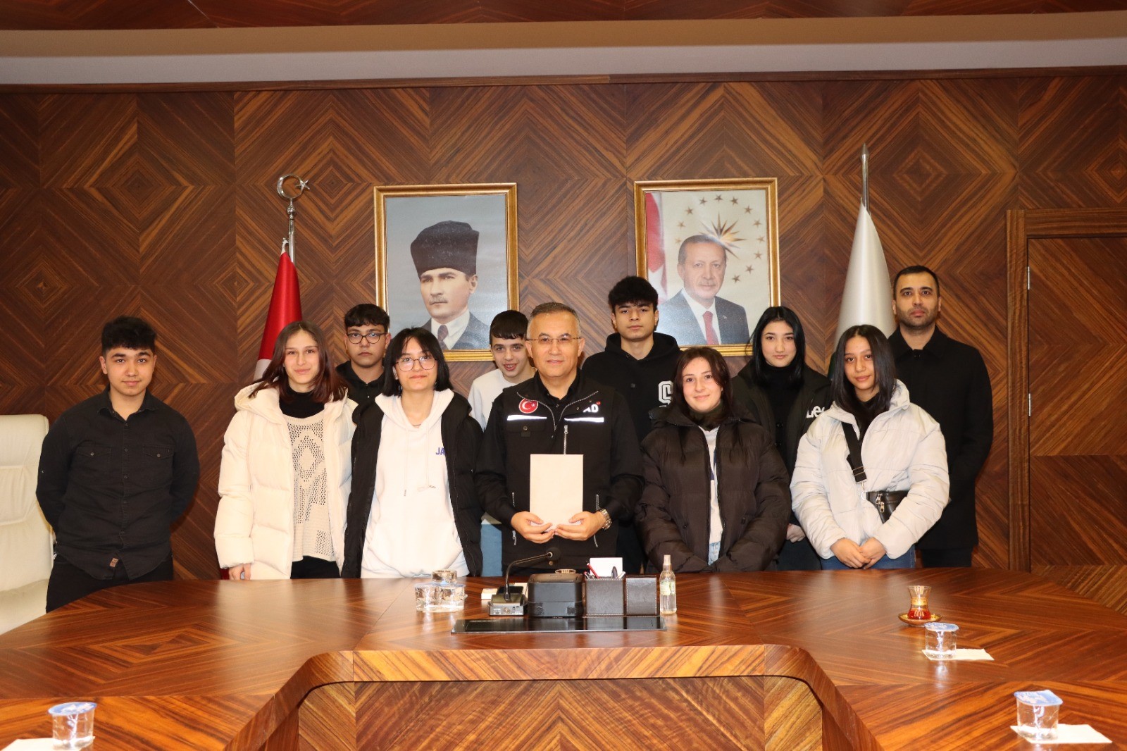 Rize'de 7 yaşındaki çocuk depremzede arkadaşları için kumbarasını bağışladı