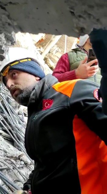 Rize ekibi enkaz altında kalan çocuğu kurtardı