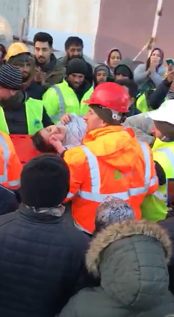 Rize ekibi enkaz altında kalan çocuğu kurtardı