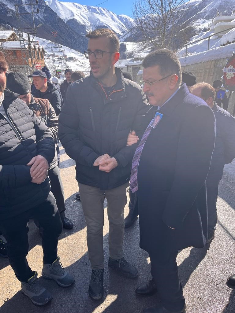 Depremde hayatını kaybeden baba kız Trabzon'da son yolculuğuna uğurlandı