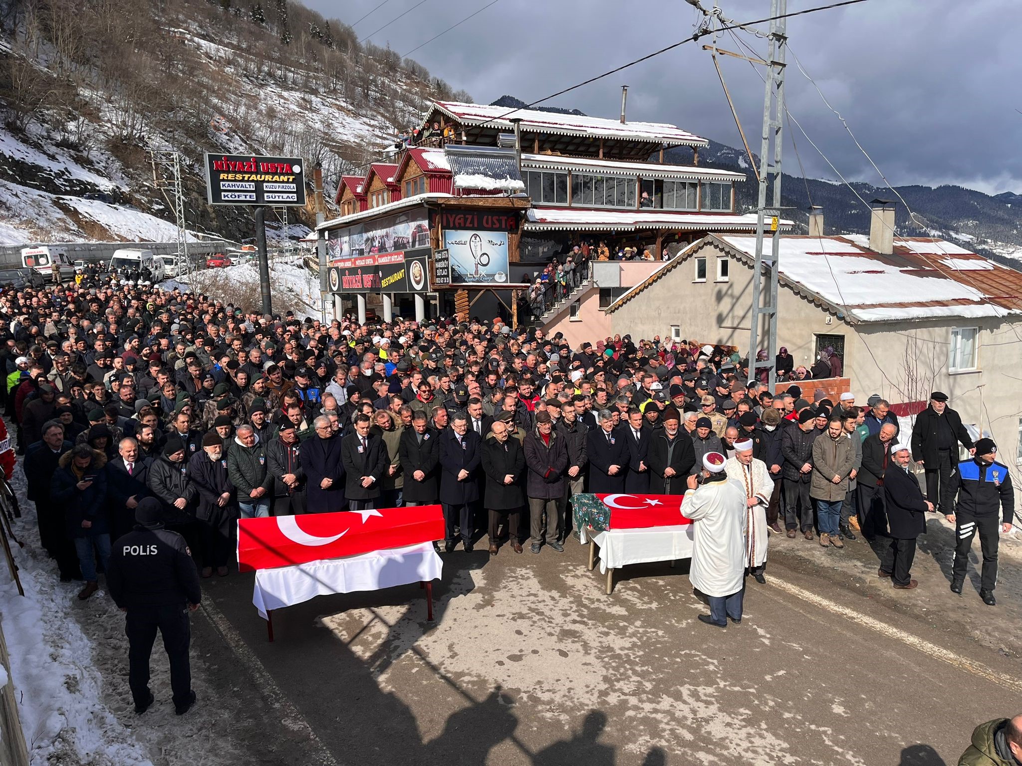 Depremde hayatını kaybeden baba kız Trabzon'da son yolculuğuna uğurlandı