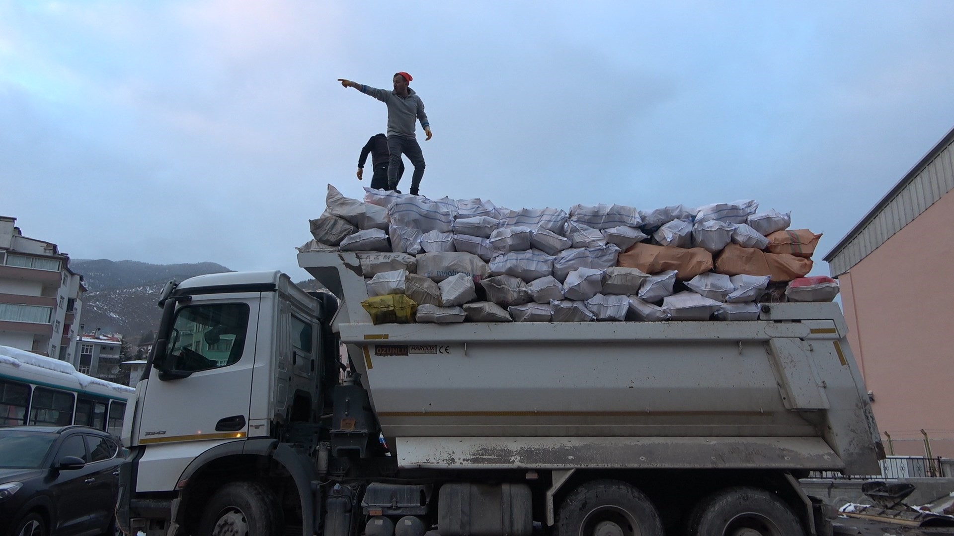  Gümüşhaneliler depremzedelerin yakacak odun ihtiyacını karşılamak için seferber oldular 