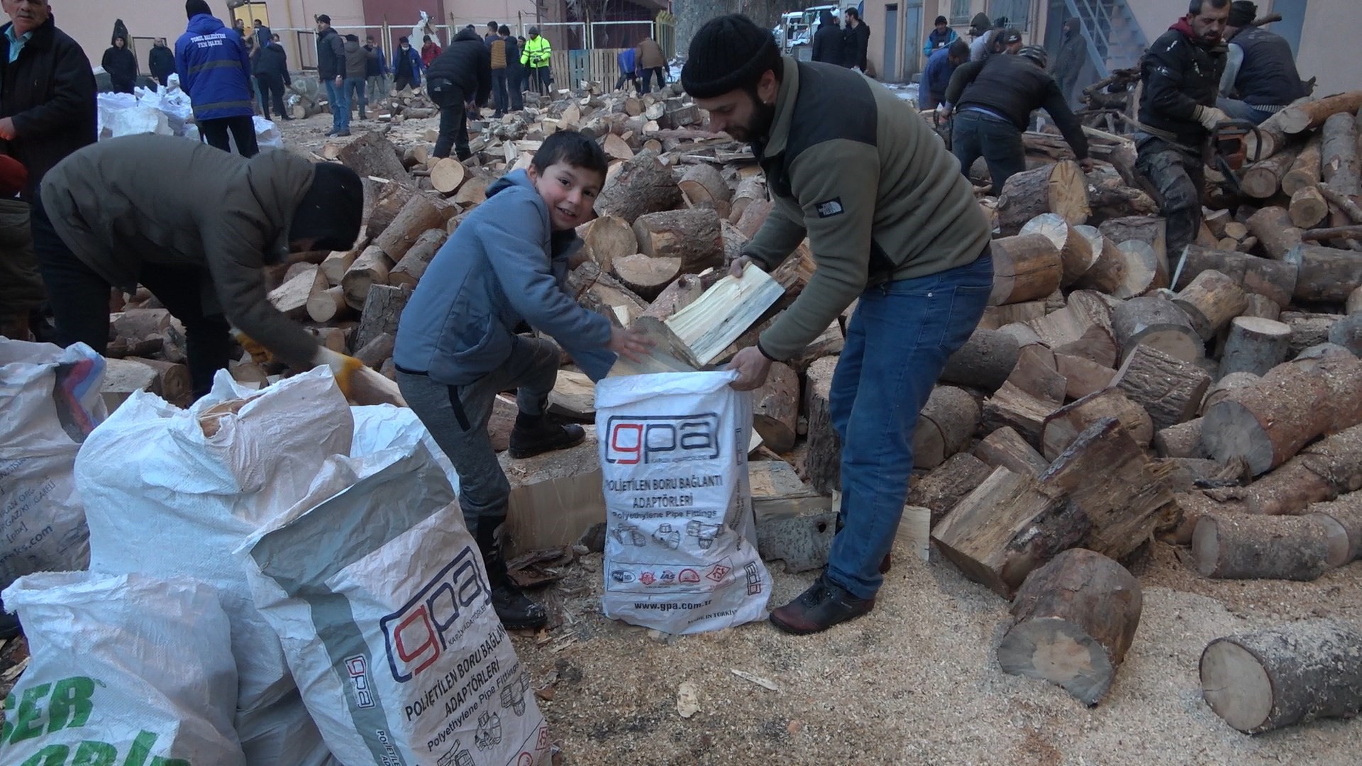  Gümüşhaneliler depremzedelerin yakacak odun ihtiyacını karşılamak için seferber oldular 