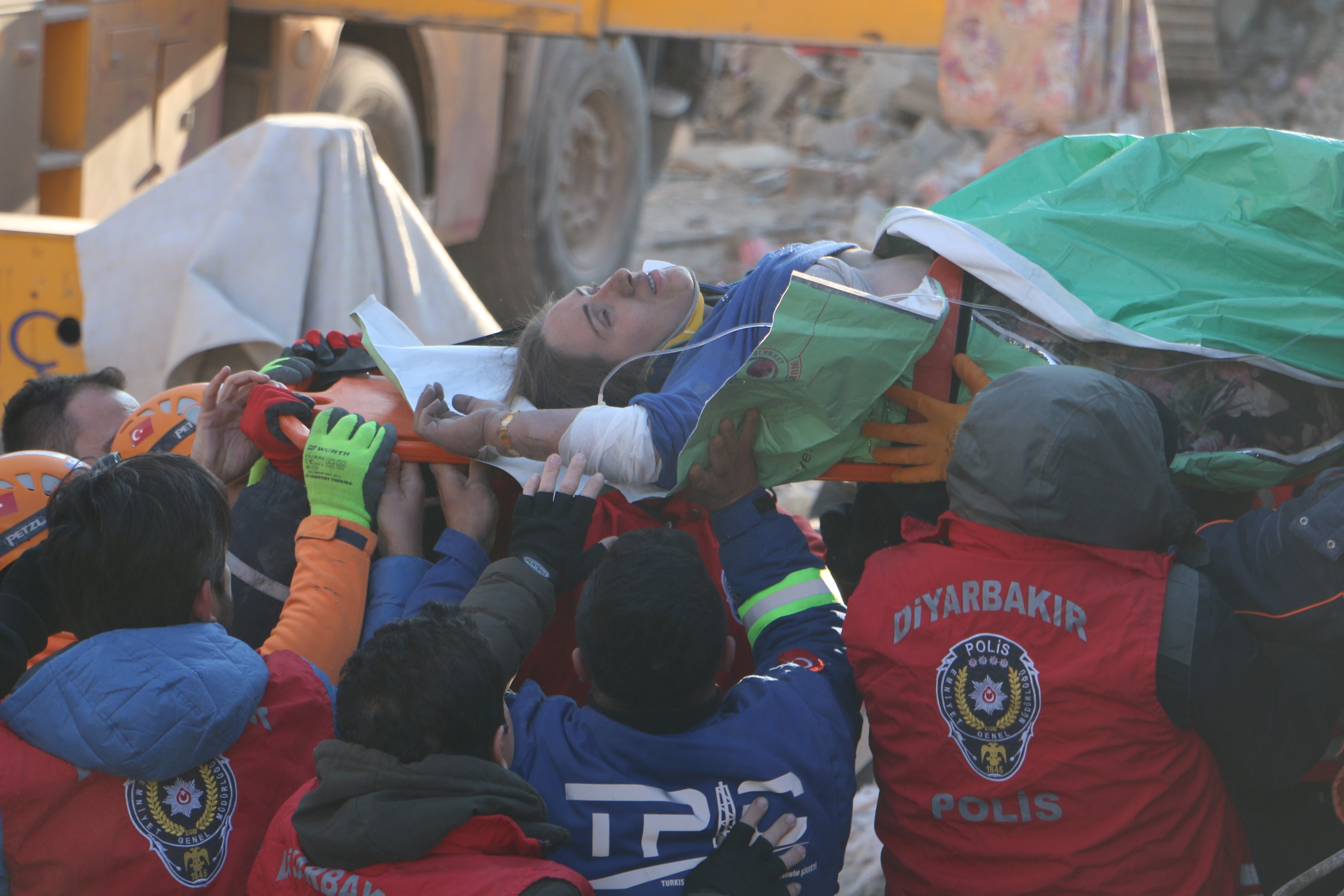  Enkaz altındaki anne ve oğuldan 102. saat mucizesi! 