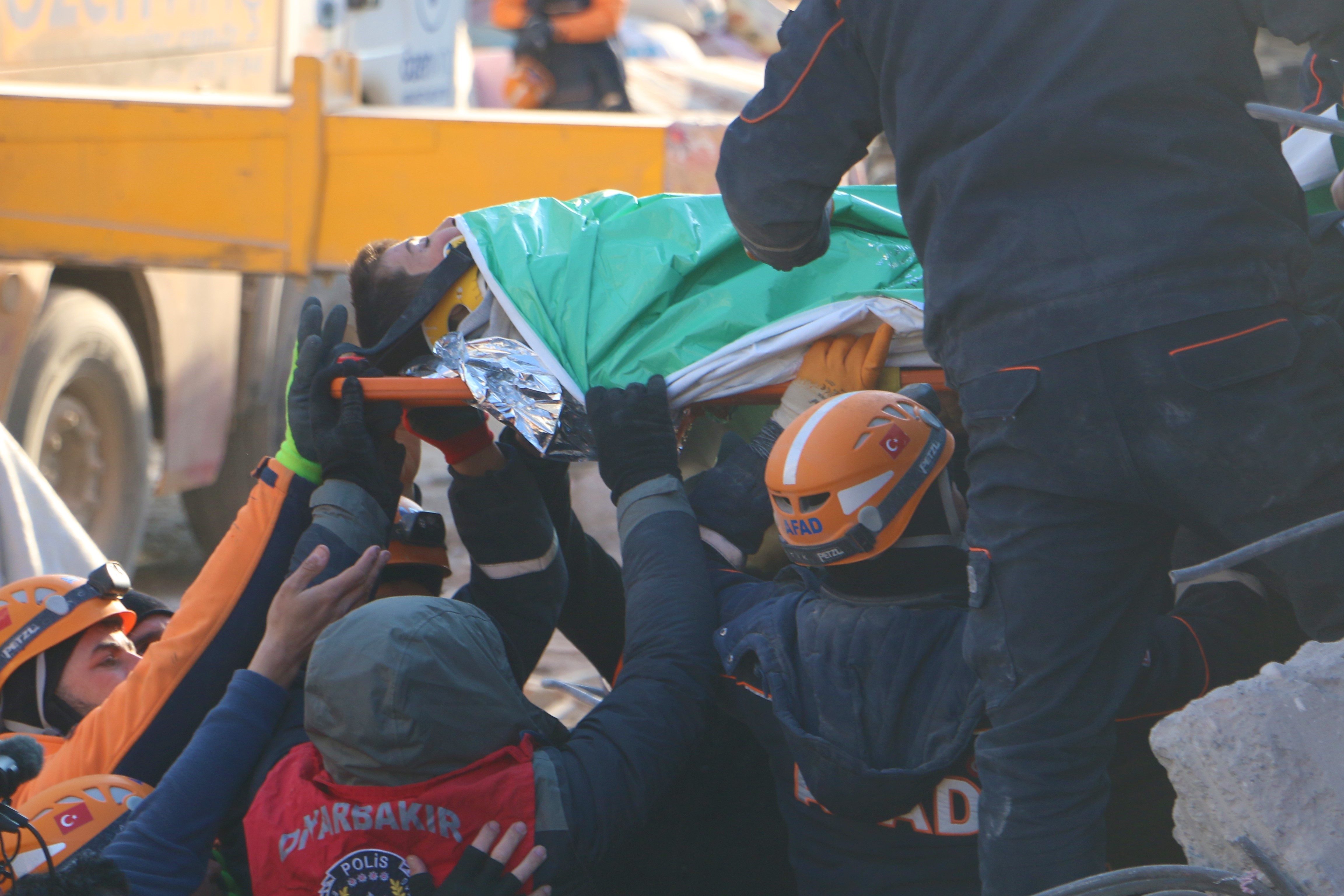  Enkaz altındaki anne ve oğuldan 102. saat mucizesi! 