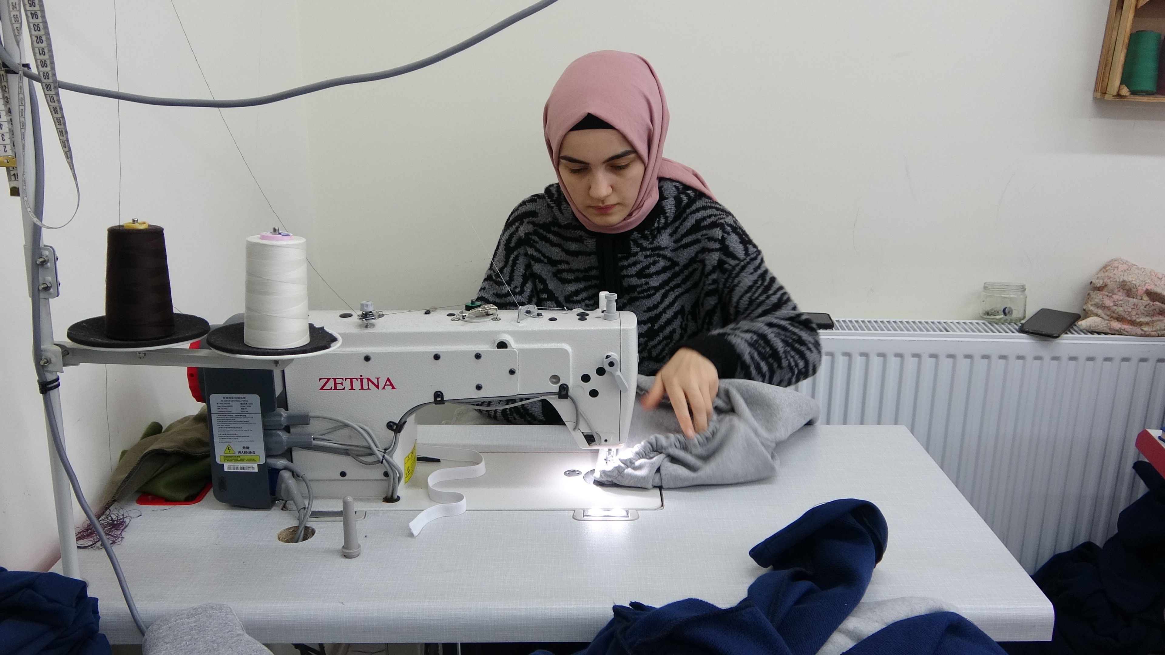 Trabzon'da depremzedeler içim hummalı çalışma! Kışlık kıyafet dokuyorlar 