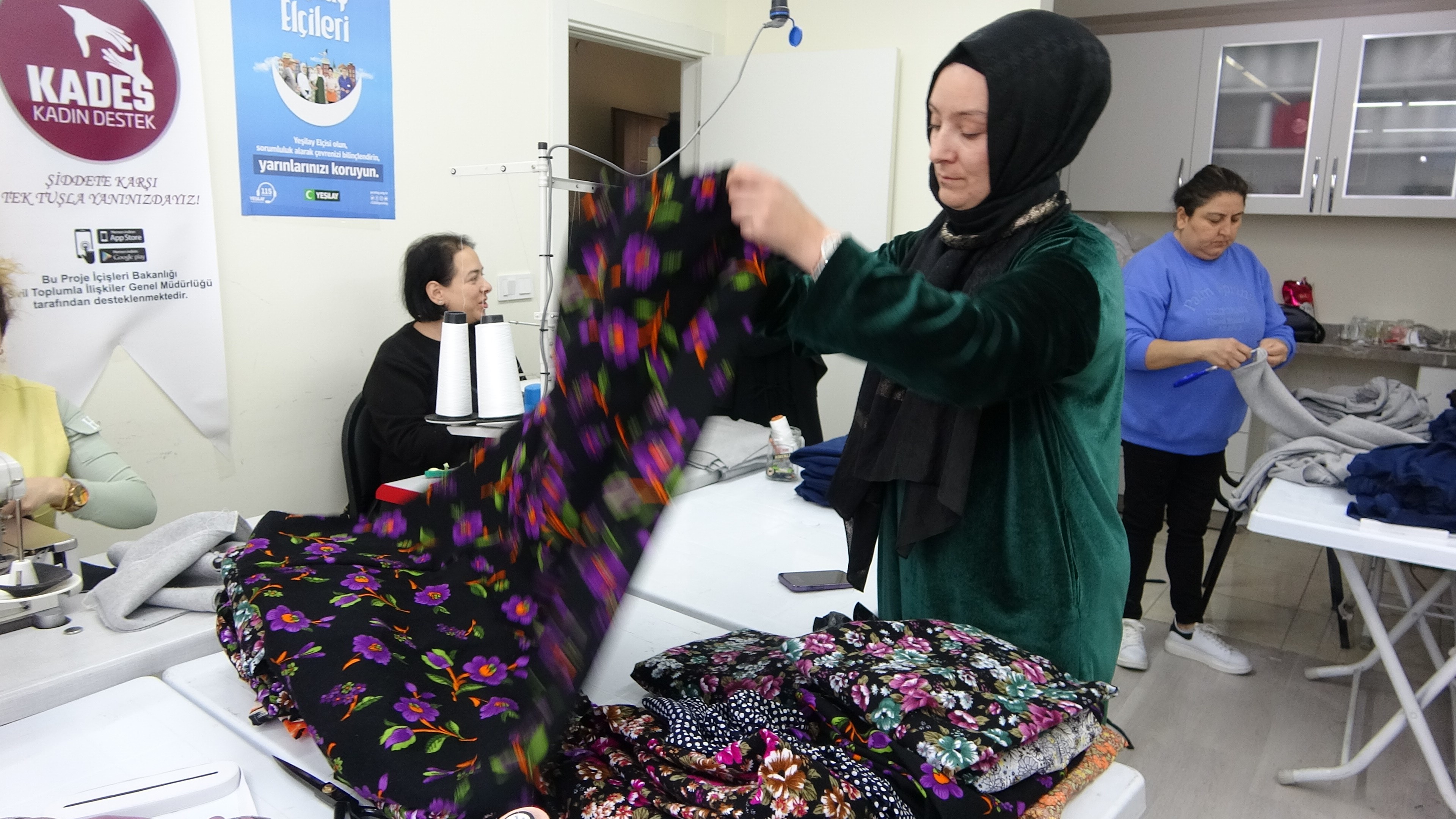 Trabzon'da depremzedeler içim hummalı çalışma! Kışlık kıyafet dokuyorlar 