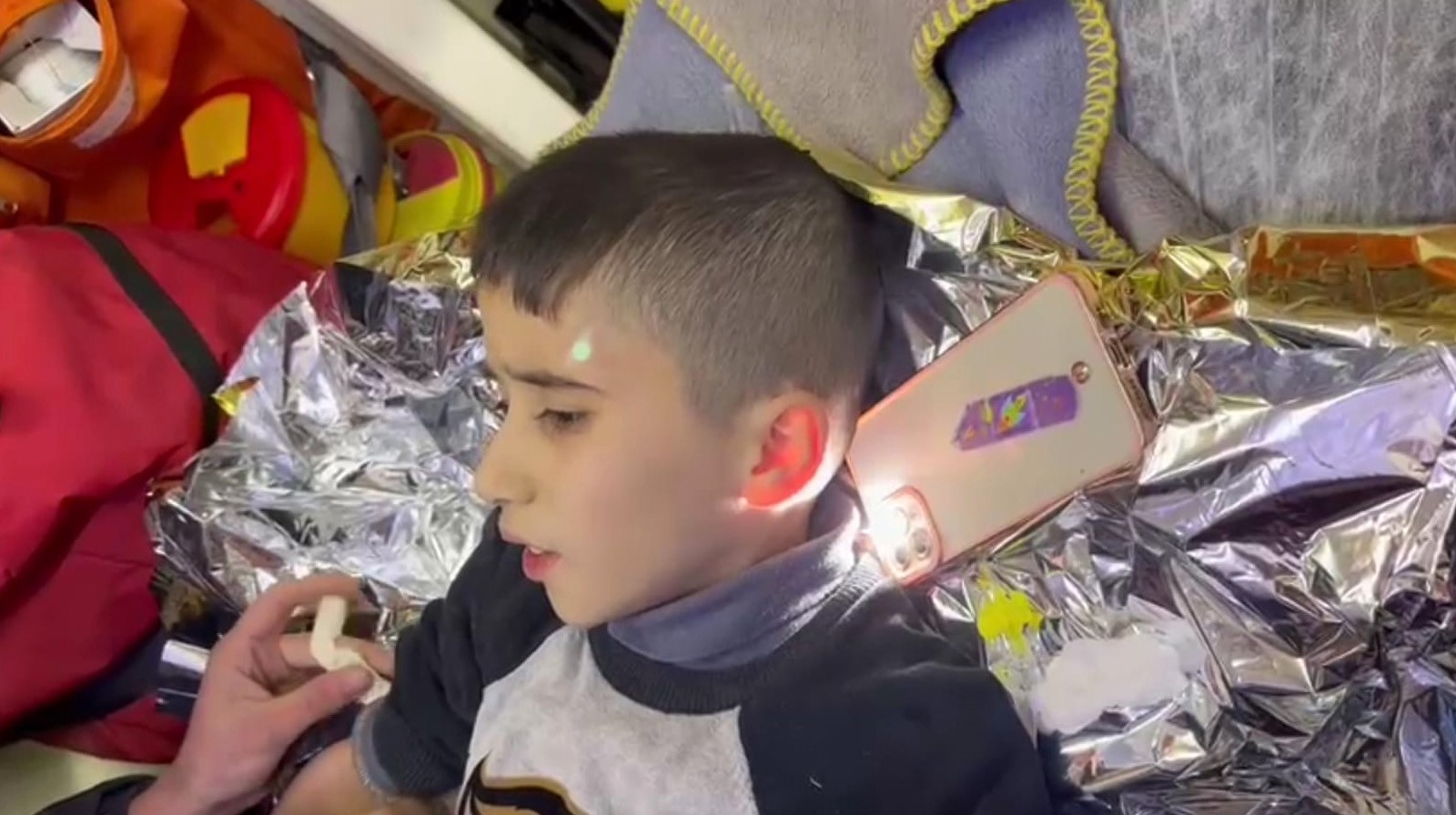 Artvin ekibi 93. saatte anne ve oğlunu enkazdan kurtardı