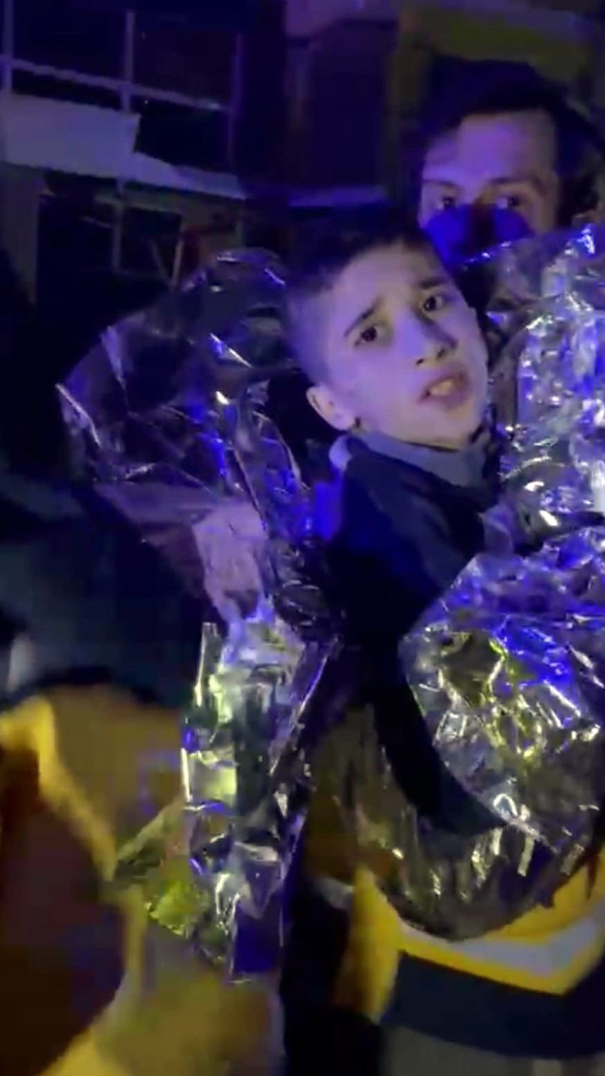 Artvin ekibi 93. saatte anne ve oğlunu enkazdan kurtardı