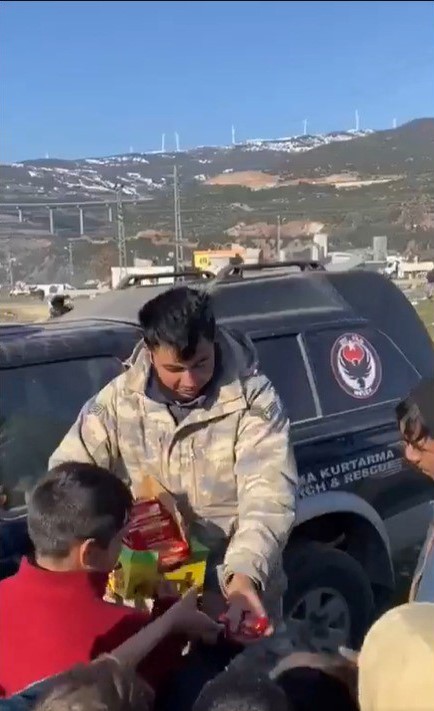 MSB: “Mehmetçik bölgedeki yardım faaliyetlerinde evlatlarımızı unutmuyor”