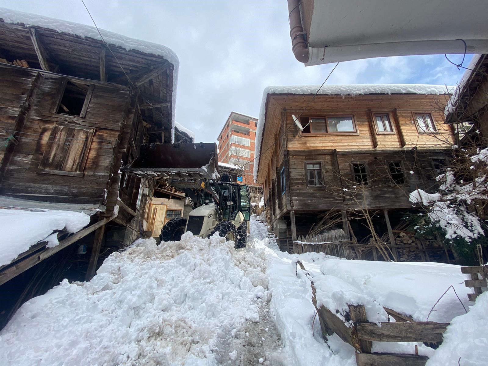 Rize'de kar yağışı etkili oldu! 26 köy yolu ulaşıma kapandı! 